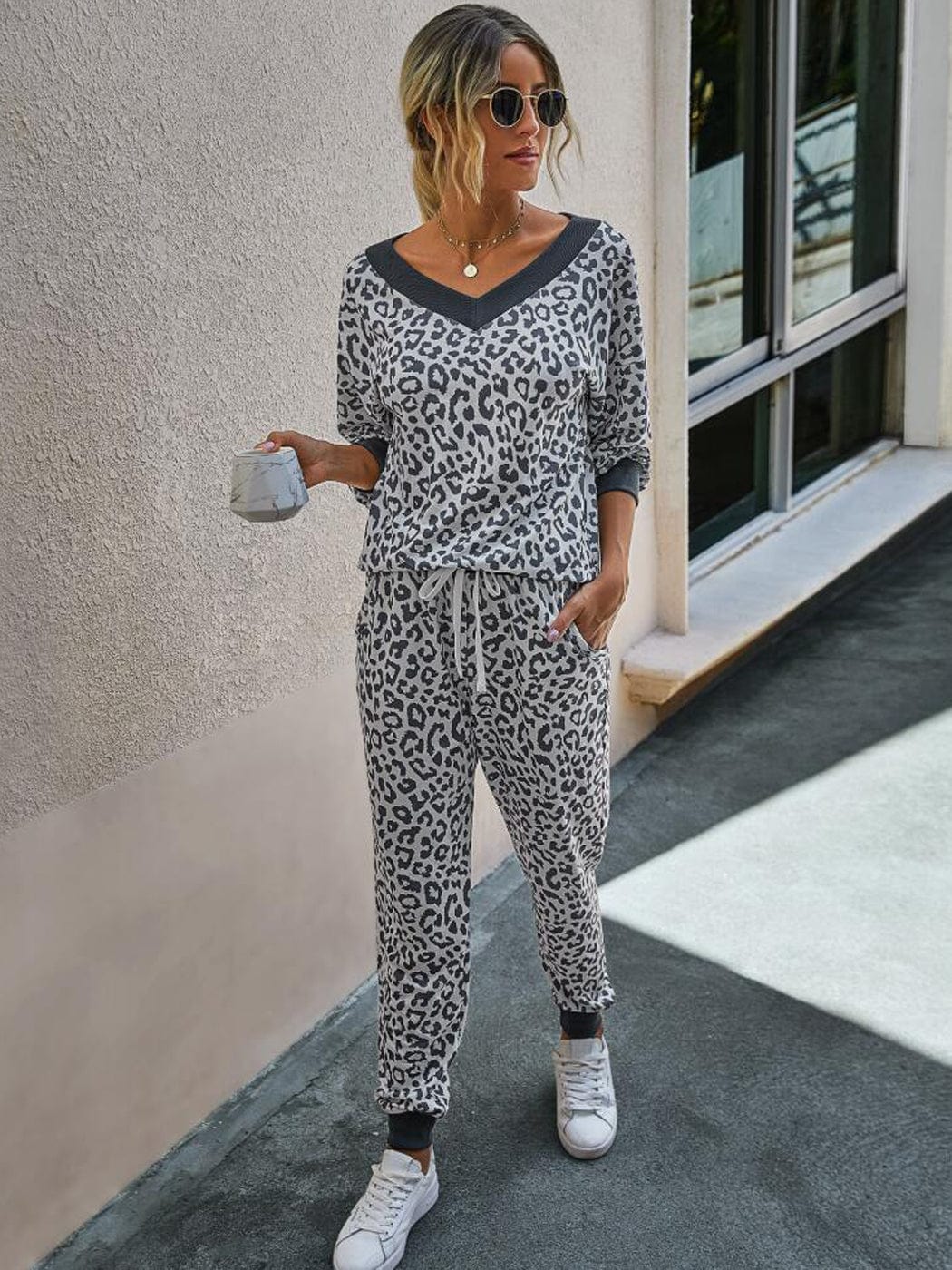 Conjunto de 2 piezas de top y pantalón con estampado de leopardo