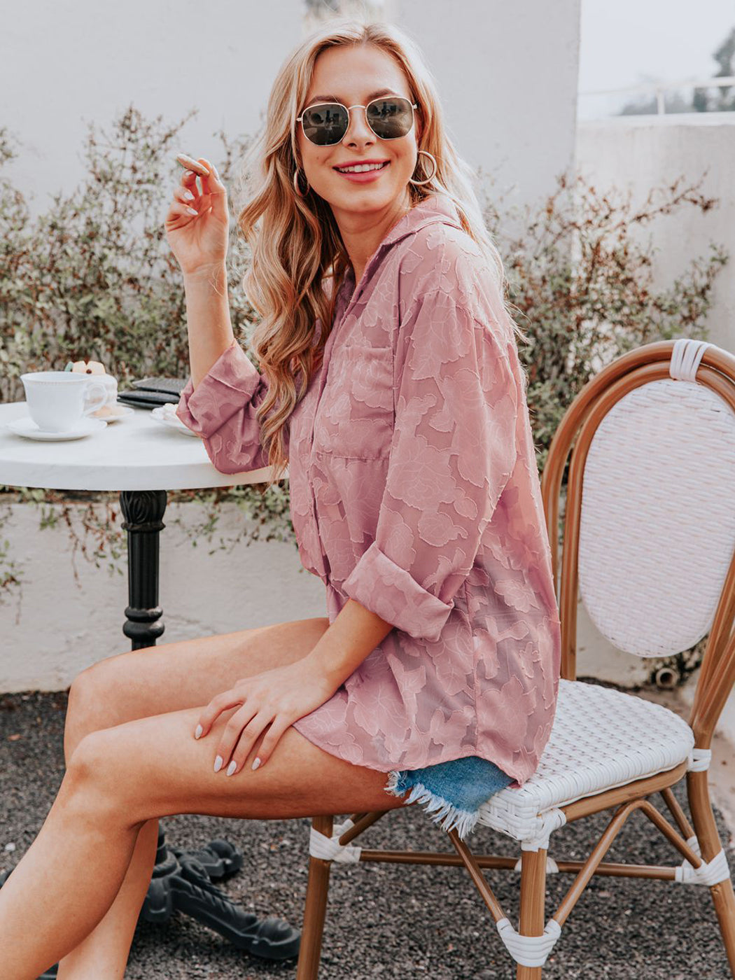 Blusa de gasa con estampado floral, mangas largas, cuello vuelto semitransparente y botones para mujer de Anna-Kaci