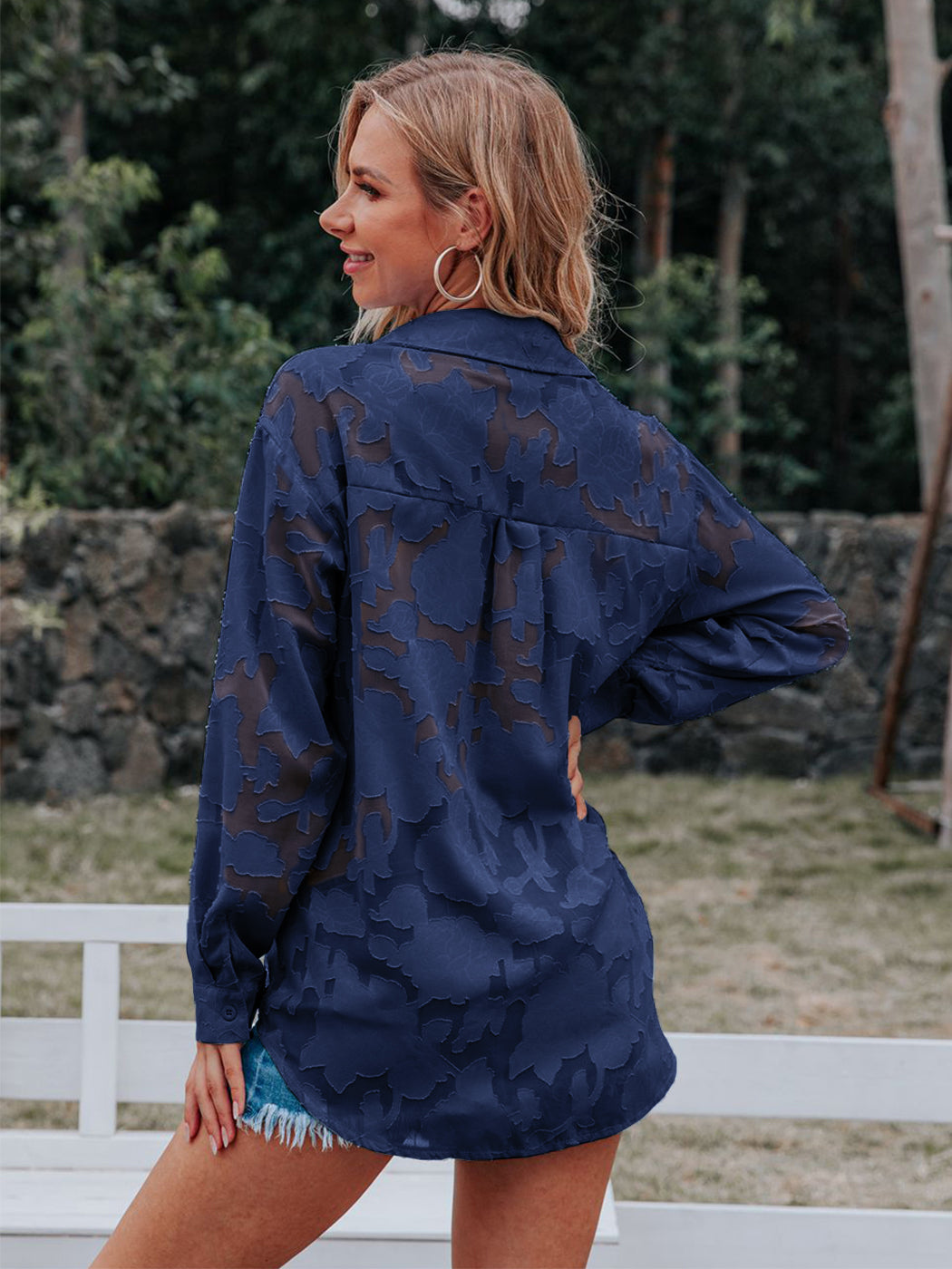 Blusa de gasa con estampado floral, mangas largas, cuello vuelto semitransparente y botones para mujer de Anna-Kaci