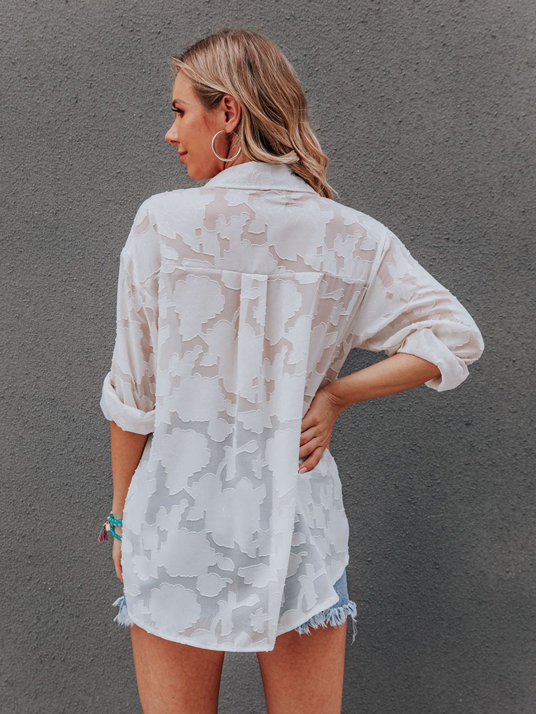 Blusa de gasa con estampado floral, mangas largas, cuello vuelto semitransparente y botones para mujer de Anna-Kaci