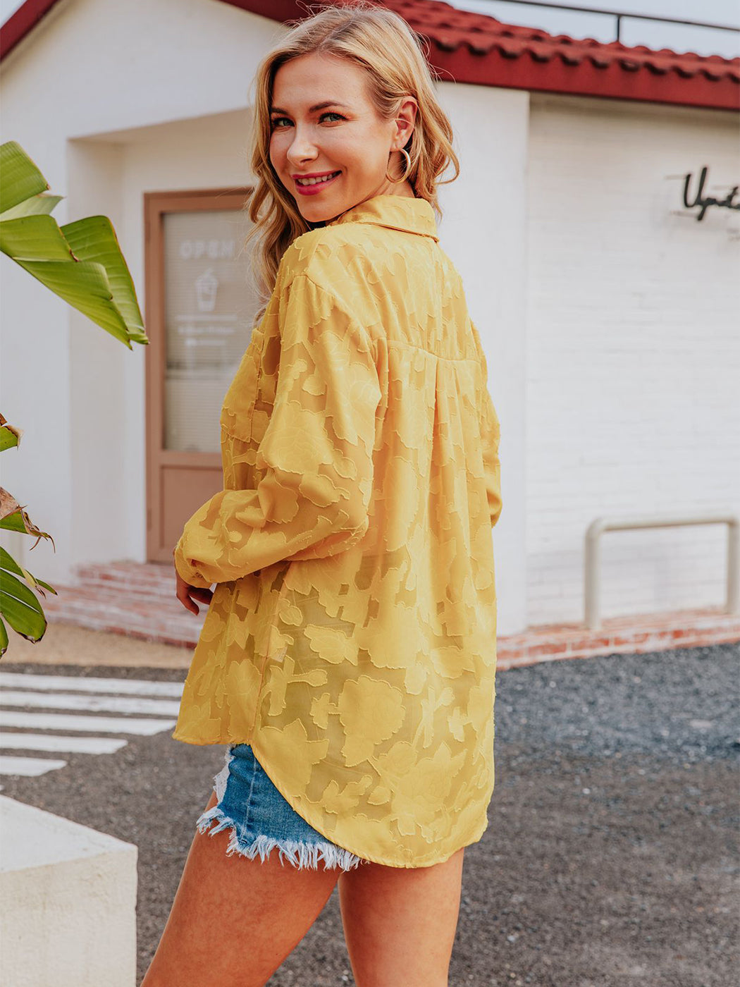 Blusa de gasa con estampado floral, mangas largas, cuello vuelto semitransparente y botones para mujer de Anna-Kaci