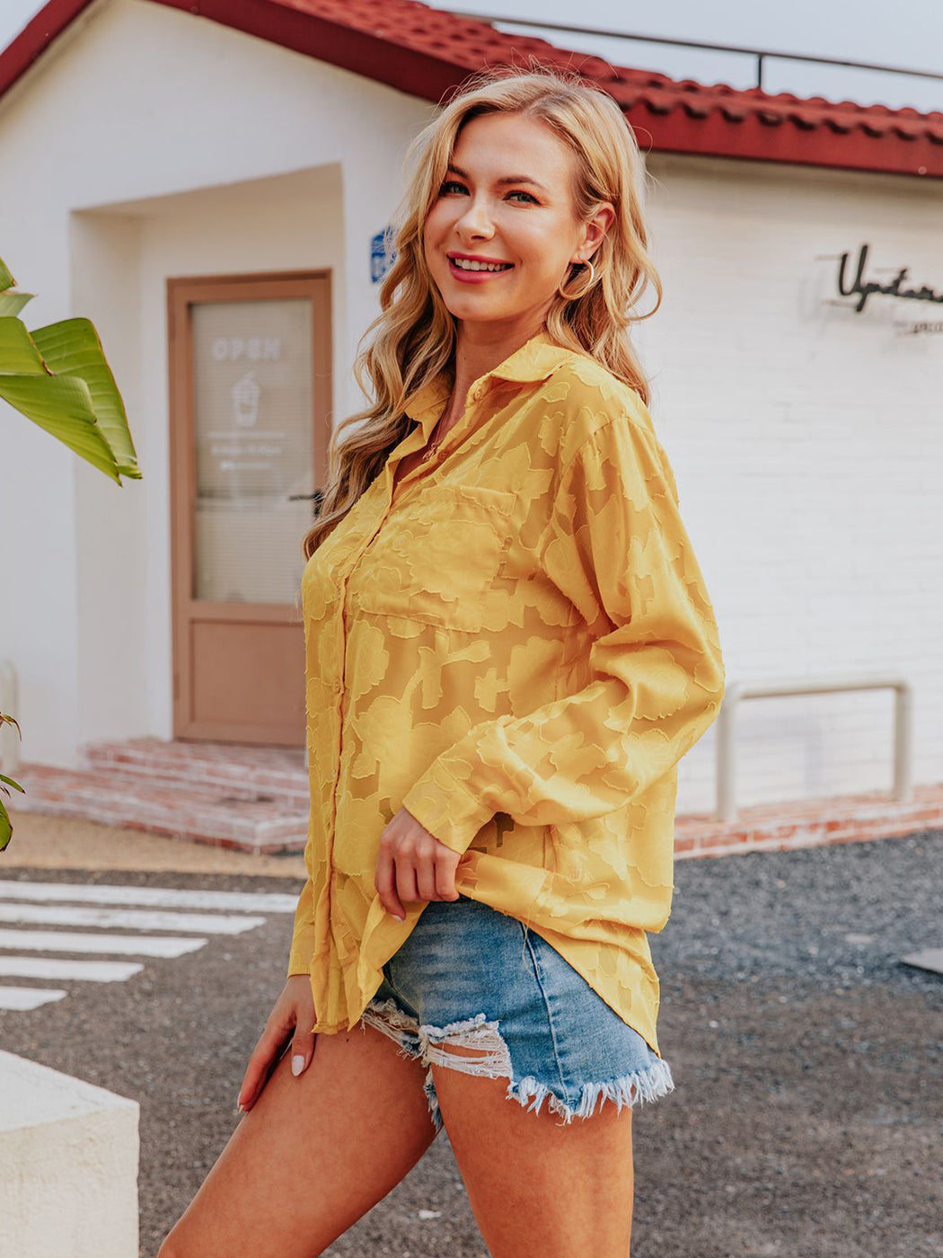 Blusa de gasa con estampado floral, mangas largas, cuello vuelto semitransparente y botones para mujer de Anna-Kaci