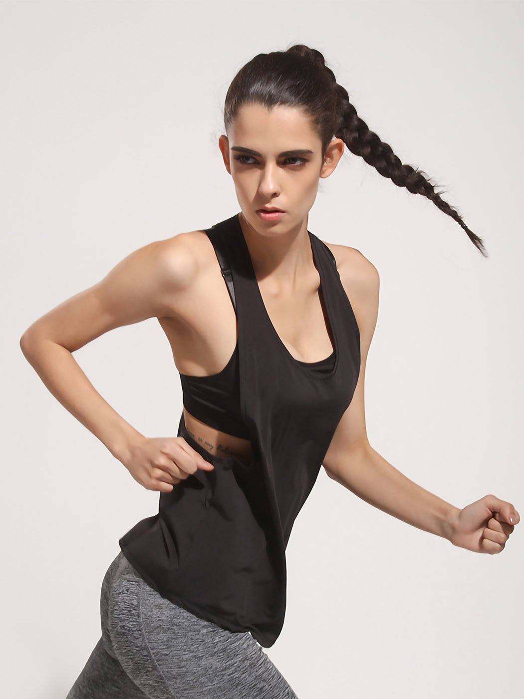 Camiseta sin mangas holgada con espalda cruzada para hacer yoga