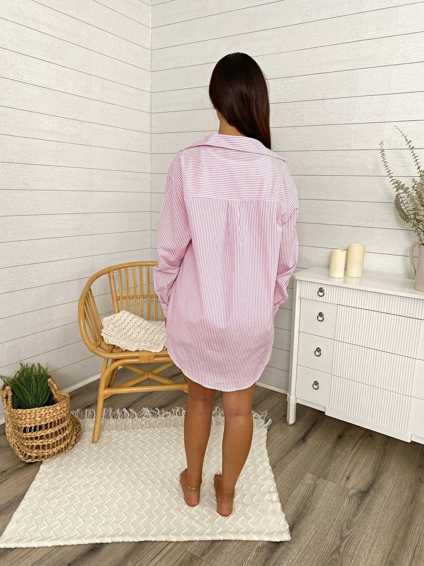 Conjunto de camisa abotonada de manga larga y pantalón corto a rayas