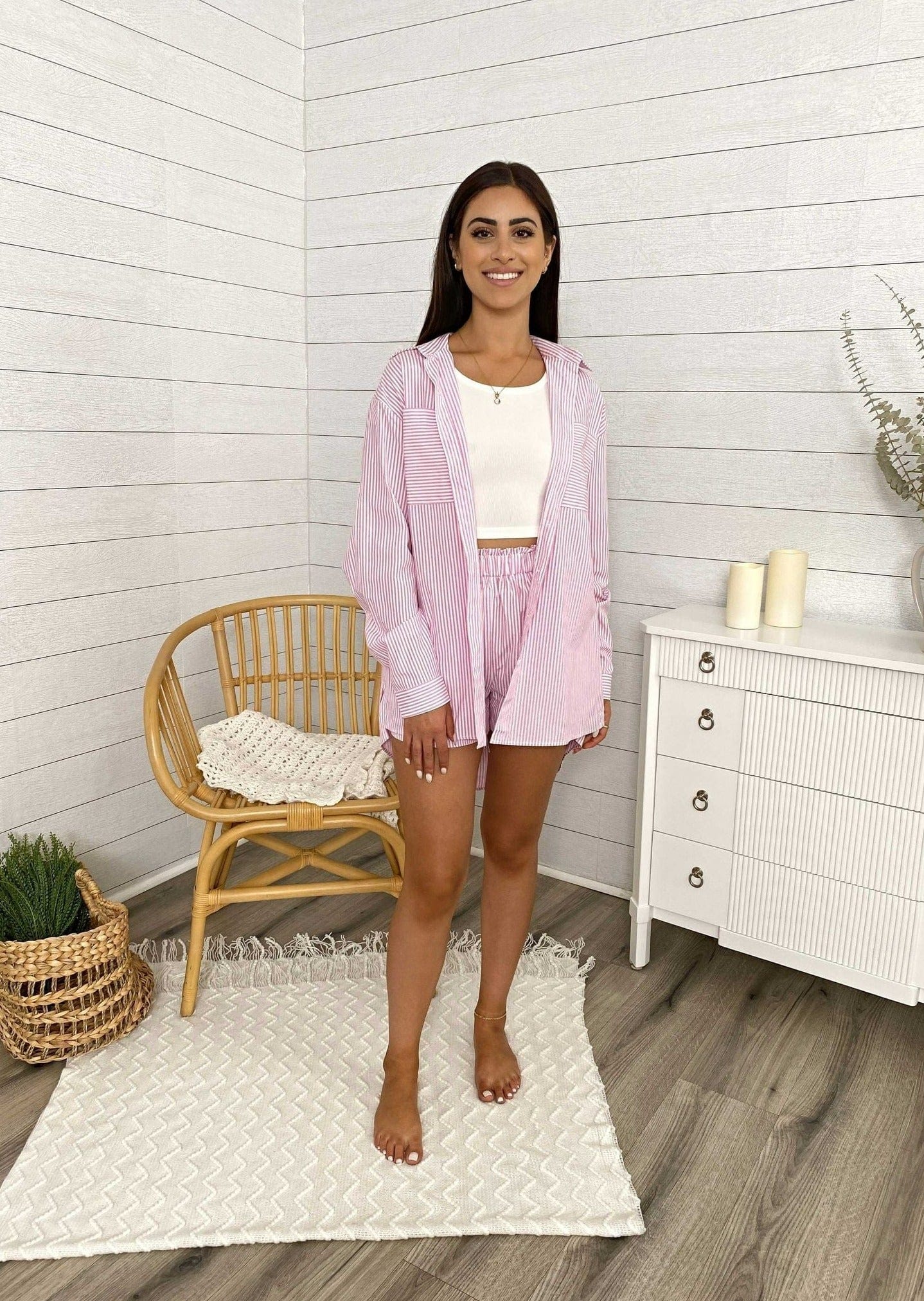 Conjunto de camisa abotonada de manga larga y pantalón corto a rayas