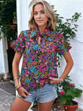 Blusa con volantes en el cuello y estampado floral