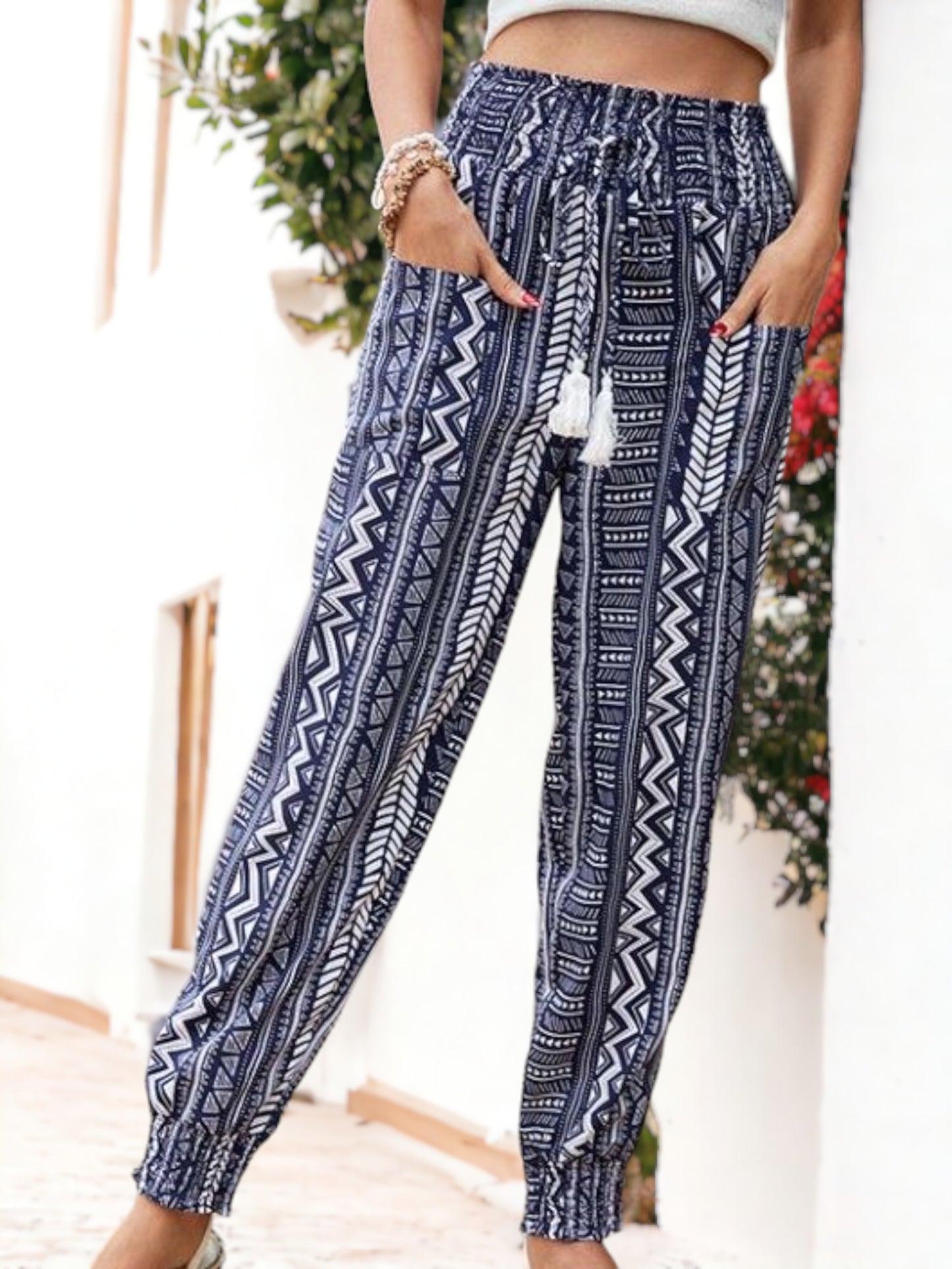Pantalones bohemios con estampado paisley y cintura alta con bolsillos laterales