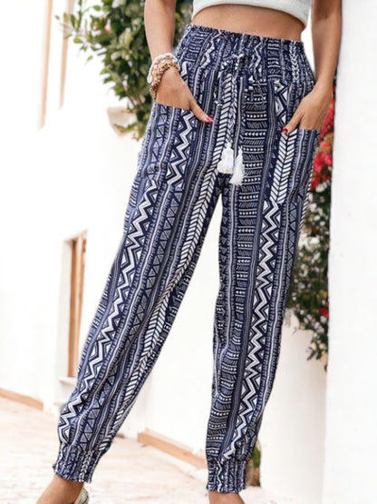 Pantalones bohemios con estampado paisley y cintura alta con bolsillos laterales