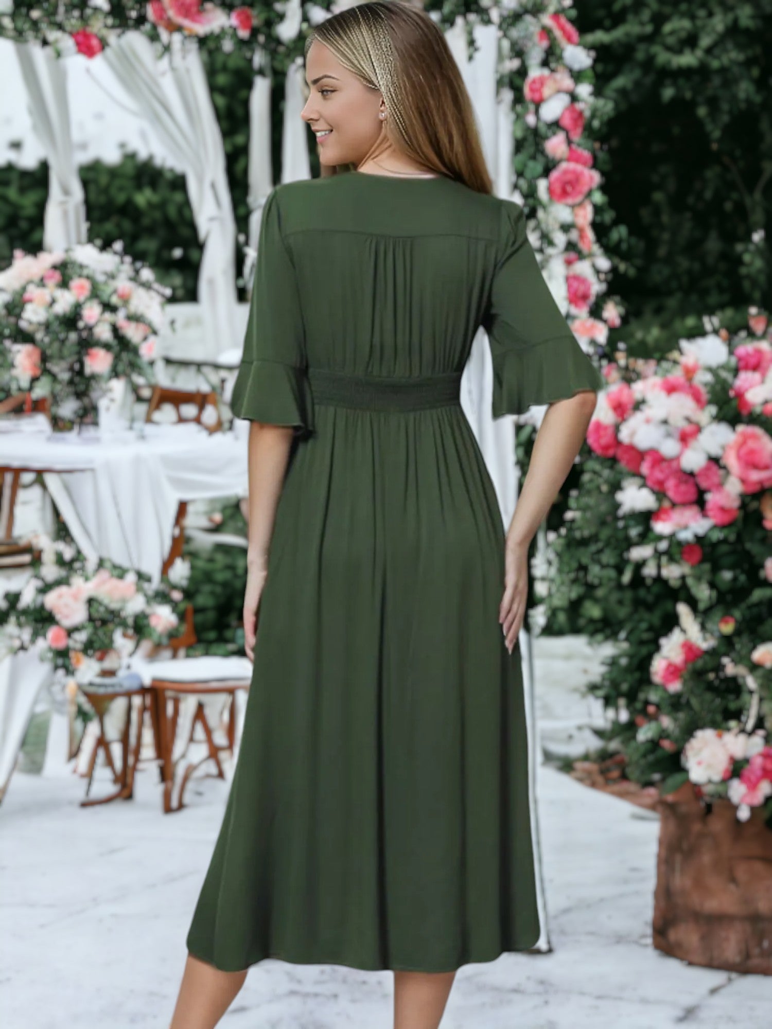 Vestido midi con escote en V, botones, mangas con volantes y aberturas 