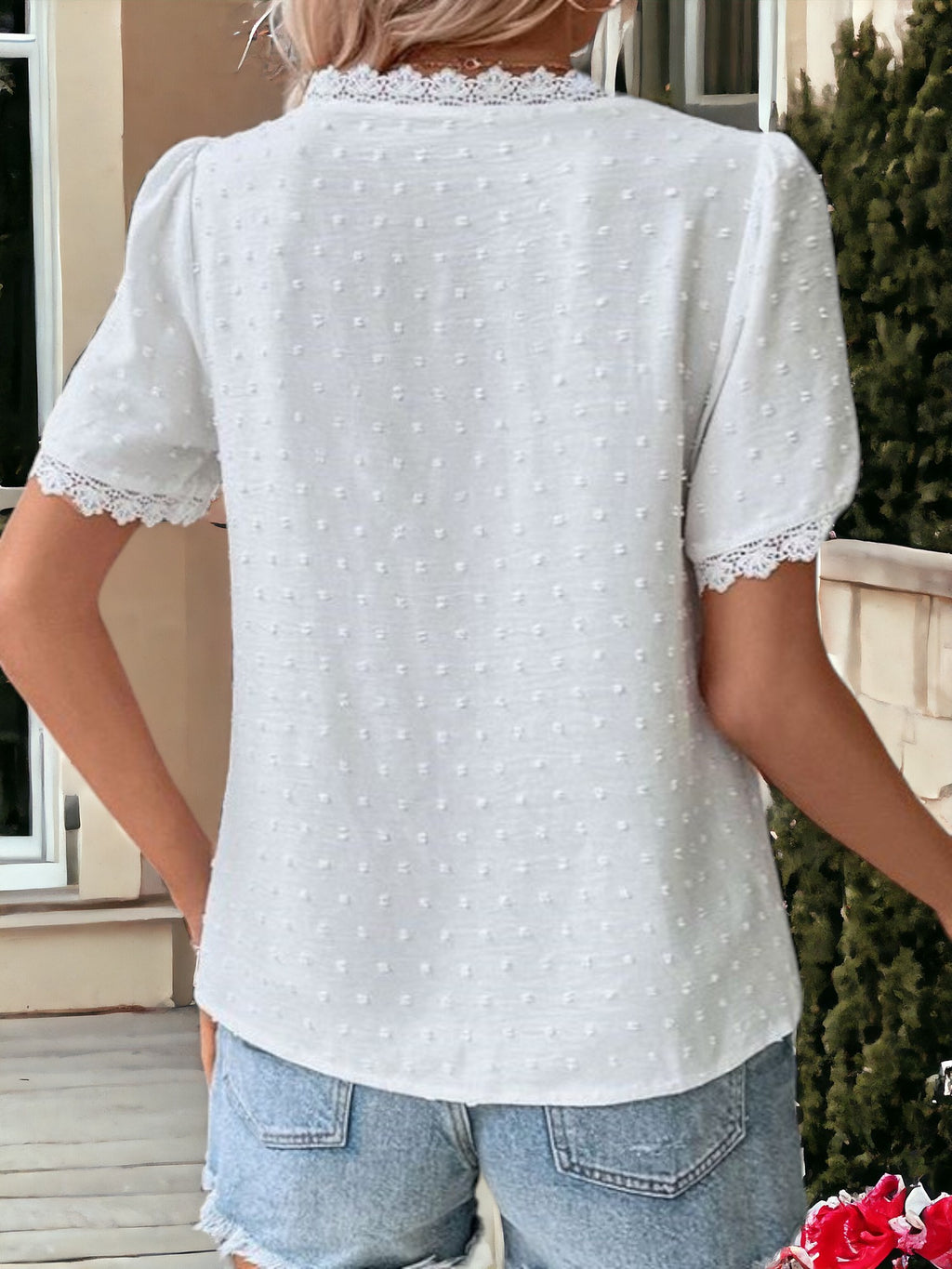 Blusa de manga corta con escote en V y detalle de encaje
