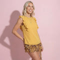 Blusa sin mangas con volantes y espalda abierta