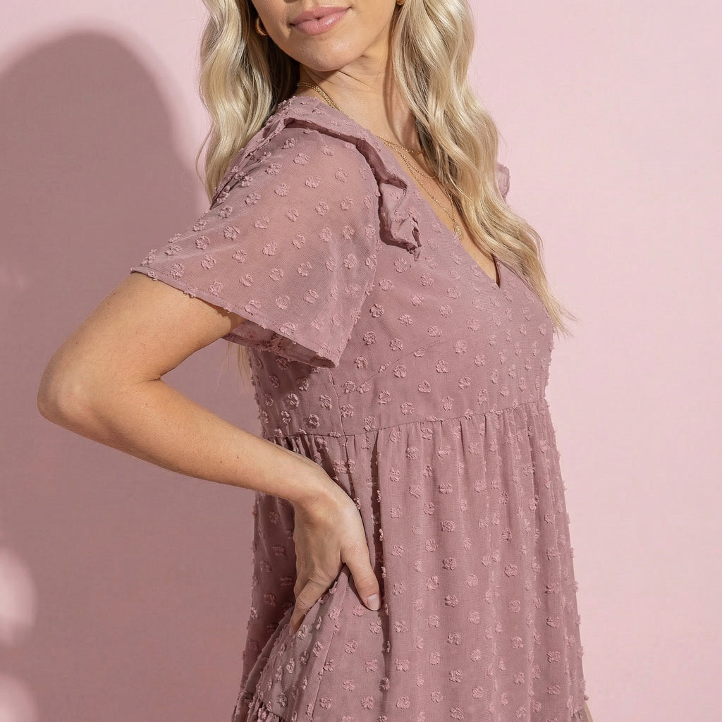 Vestido floral texturizado con hombros con volantes 