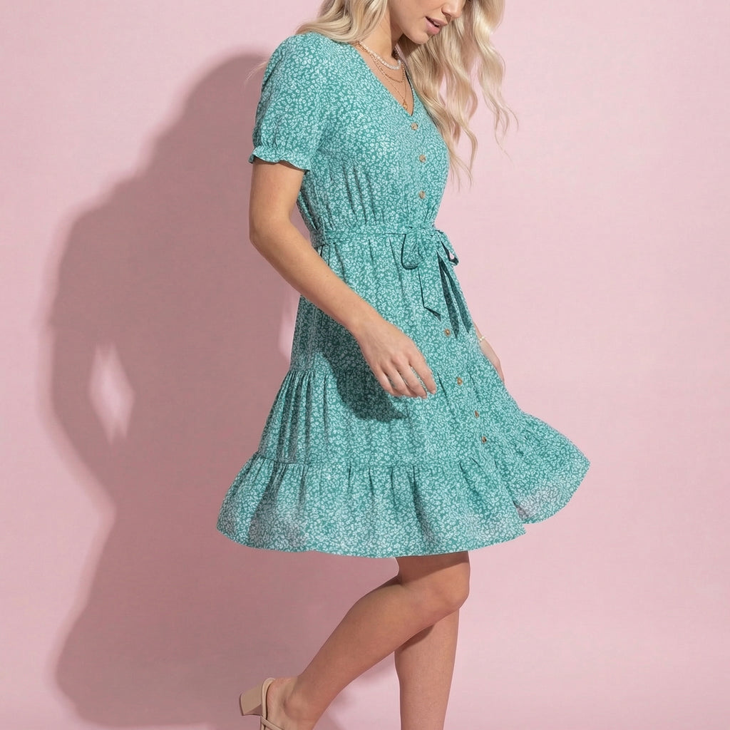 Vestido con lazo en la cintura y estampado floral ditsy