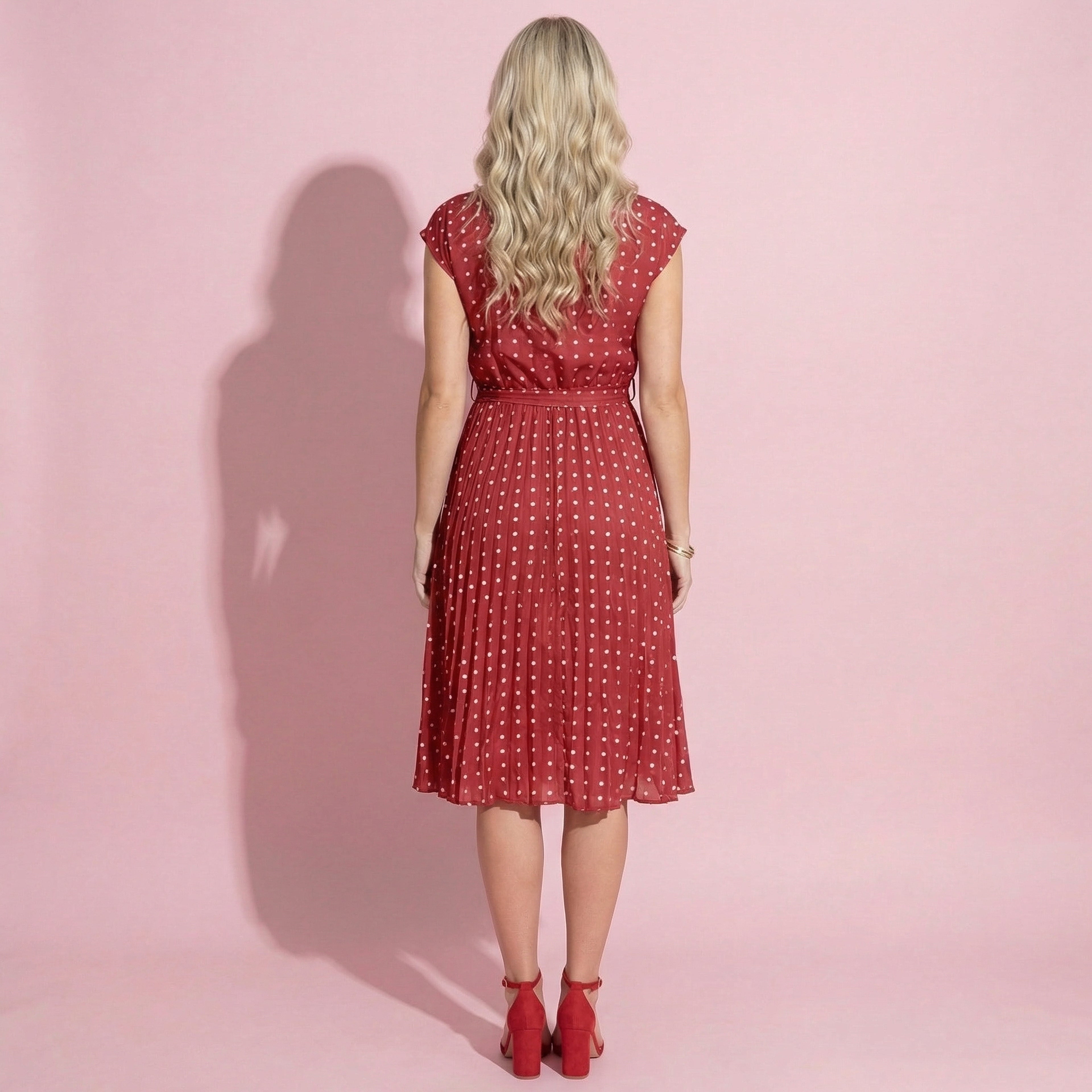 Vestido de lunares con mangas cortas
