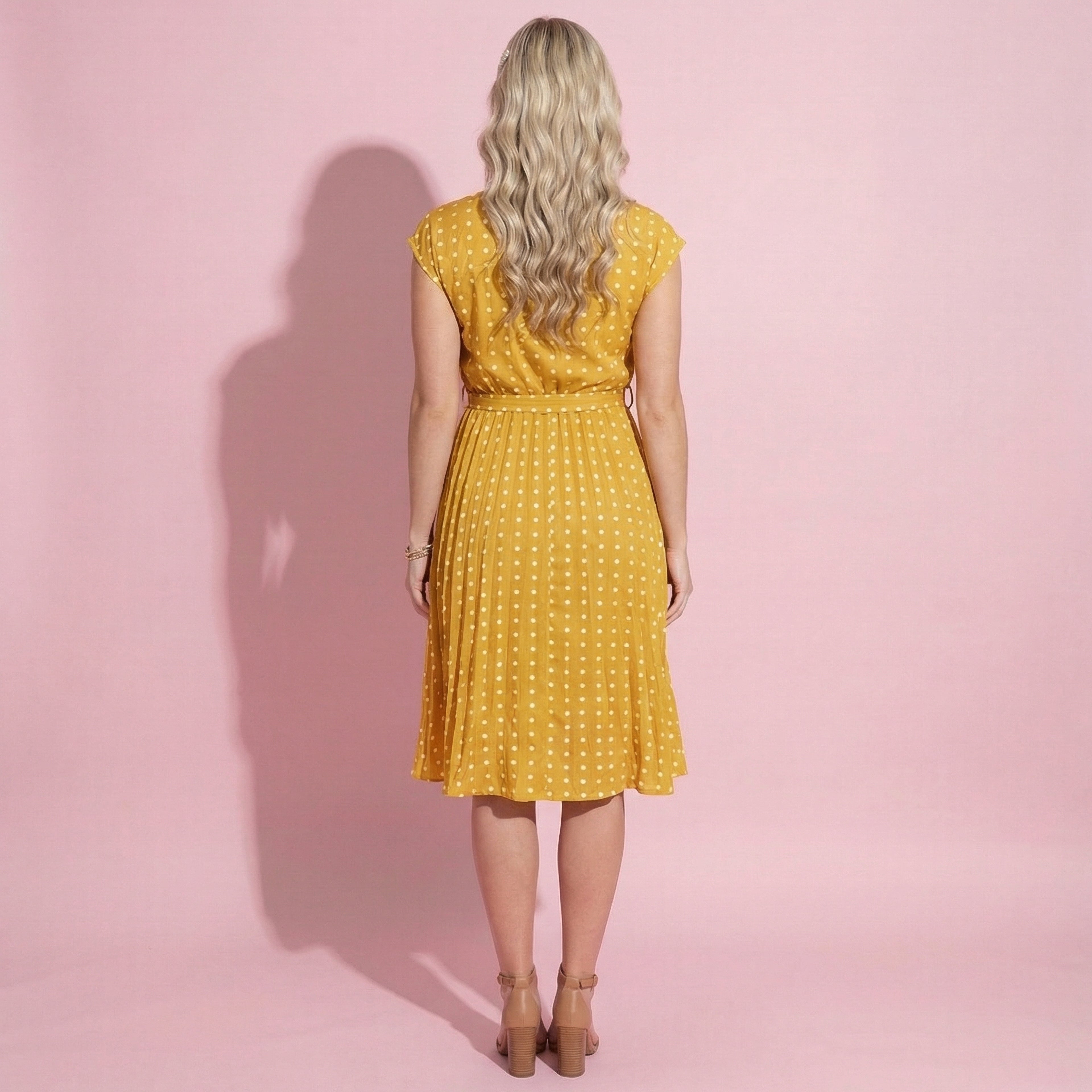 Vestido de lunares con mangas cortas