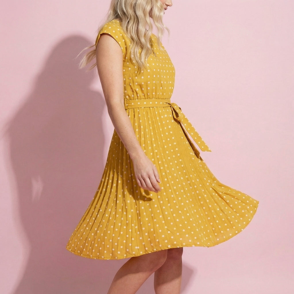 Vestido de lunares con mangas cortas