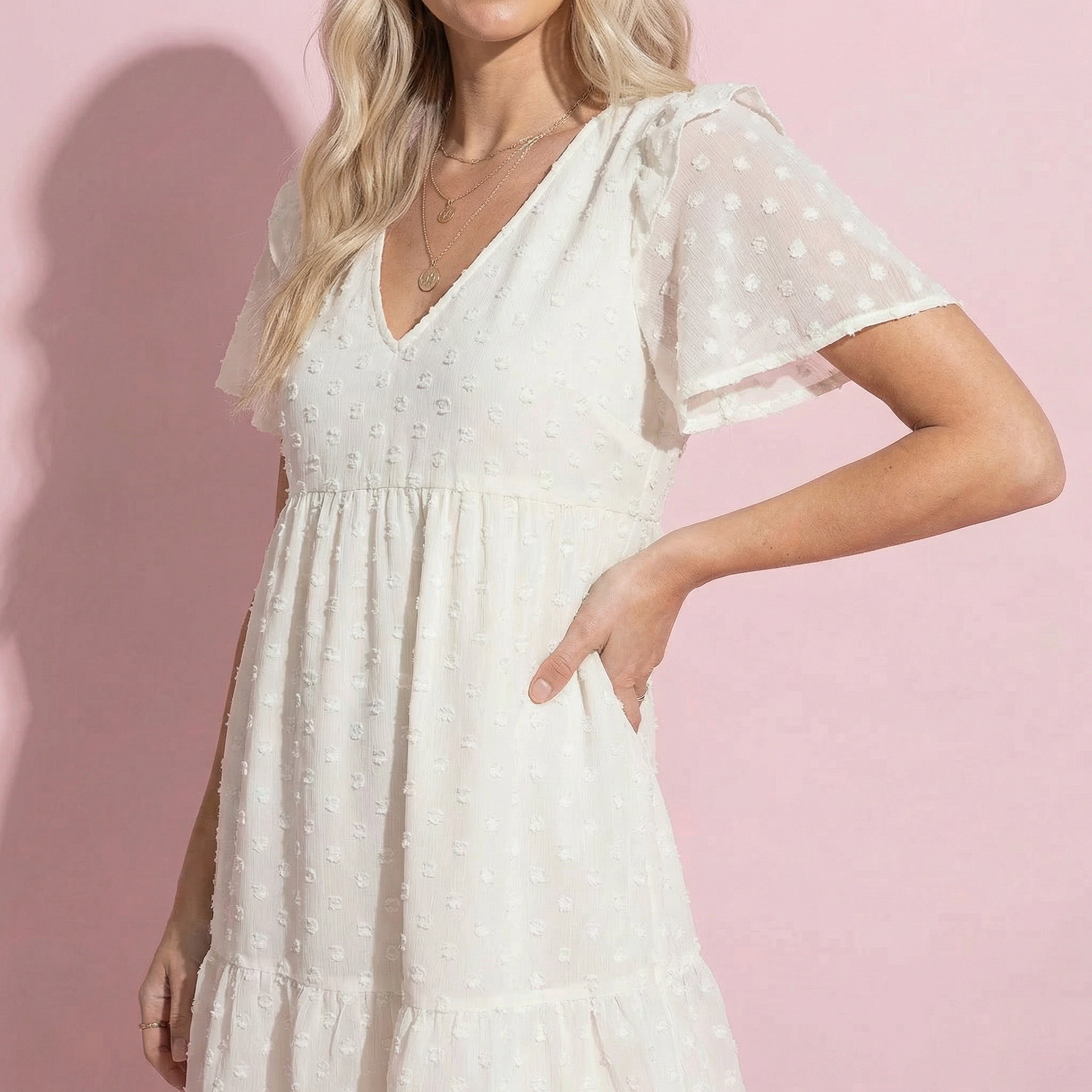 Vestido floral texturizado con hombros con volantes 