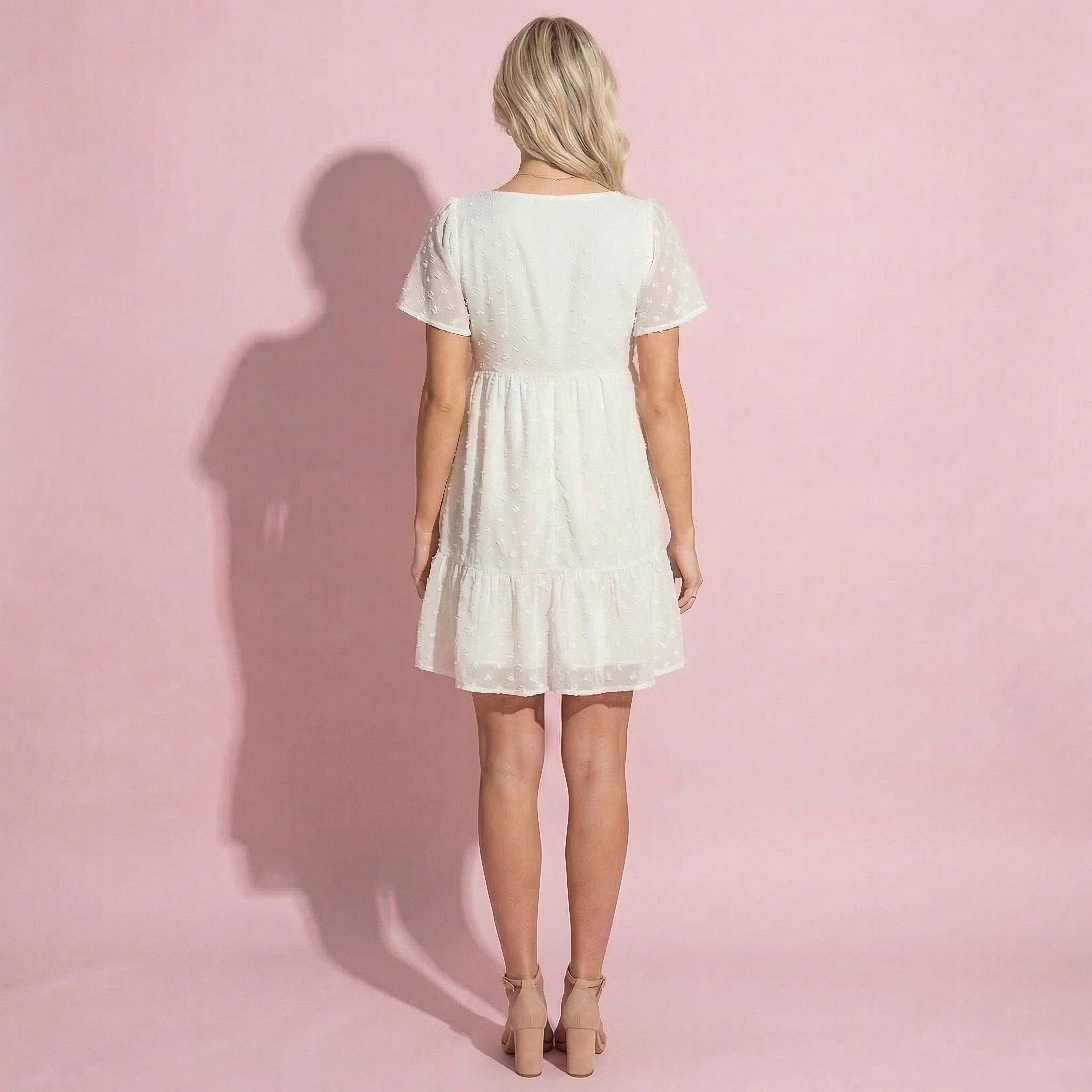 Vestido floral texturizado con hombros con volantes 