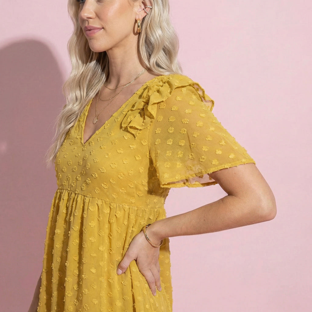 Vestido floral texturizado con hombros con volantes 