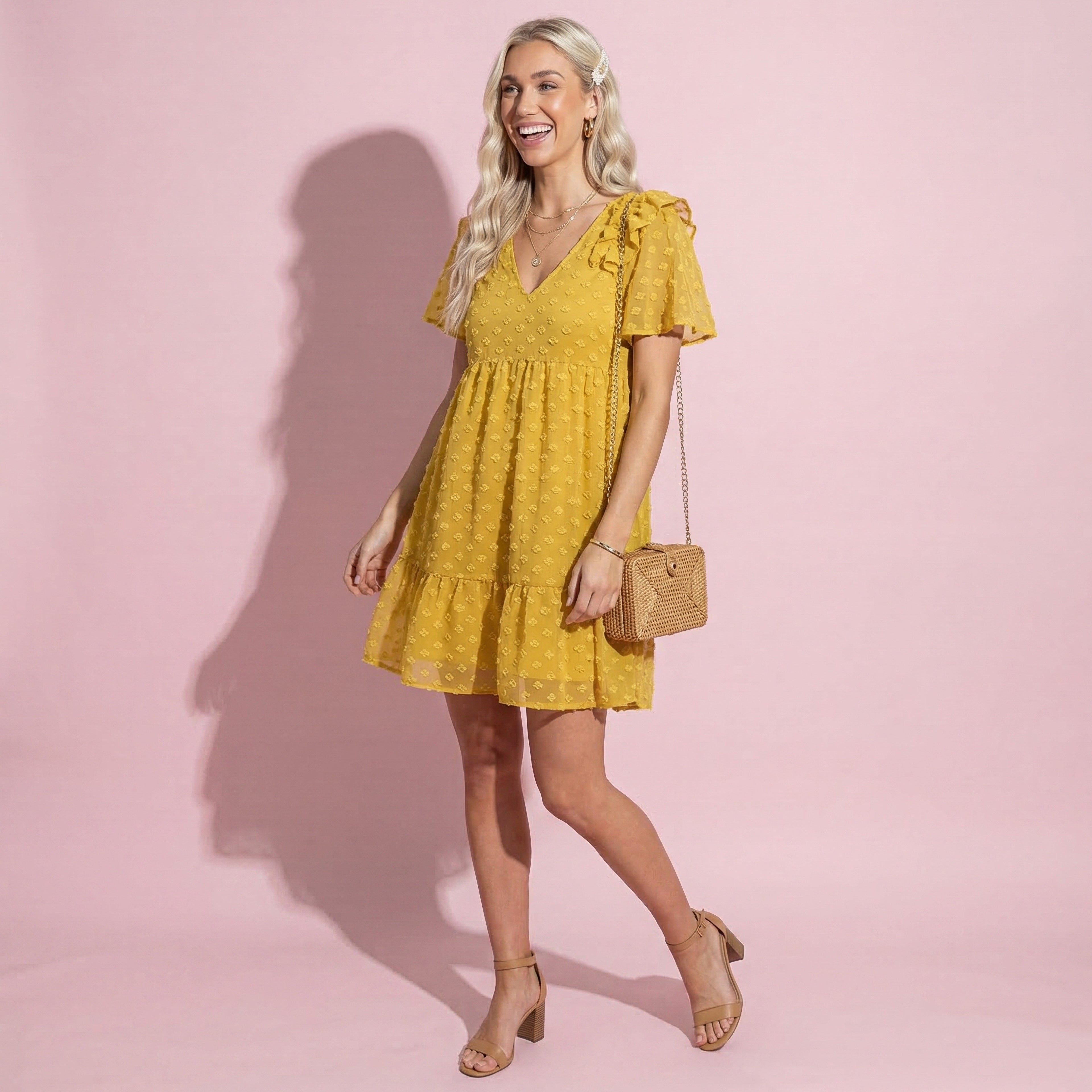 Vestido floral texturizado con hombros con volantes 