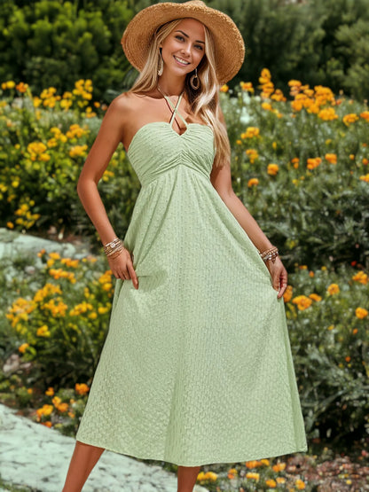 Vestido midi con cuello halter y tirantes finos cruzados de lunares suizos