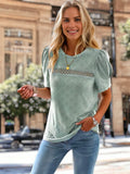 Blusa con ojales y detalle de crochet