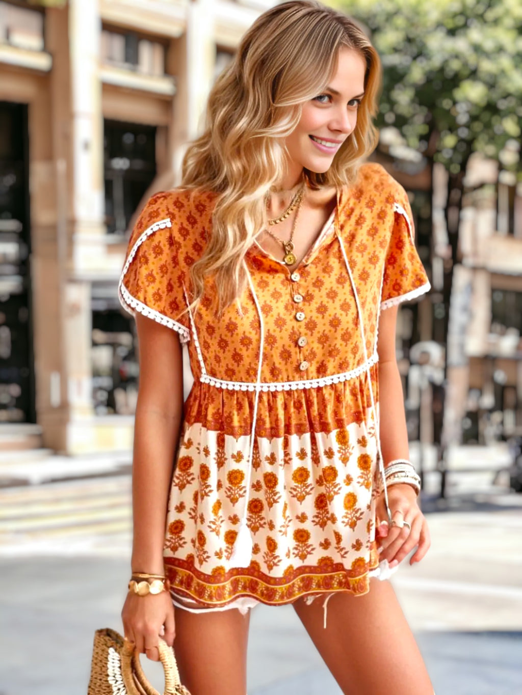Blusa bohemia con flores y ribetes de crochet