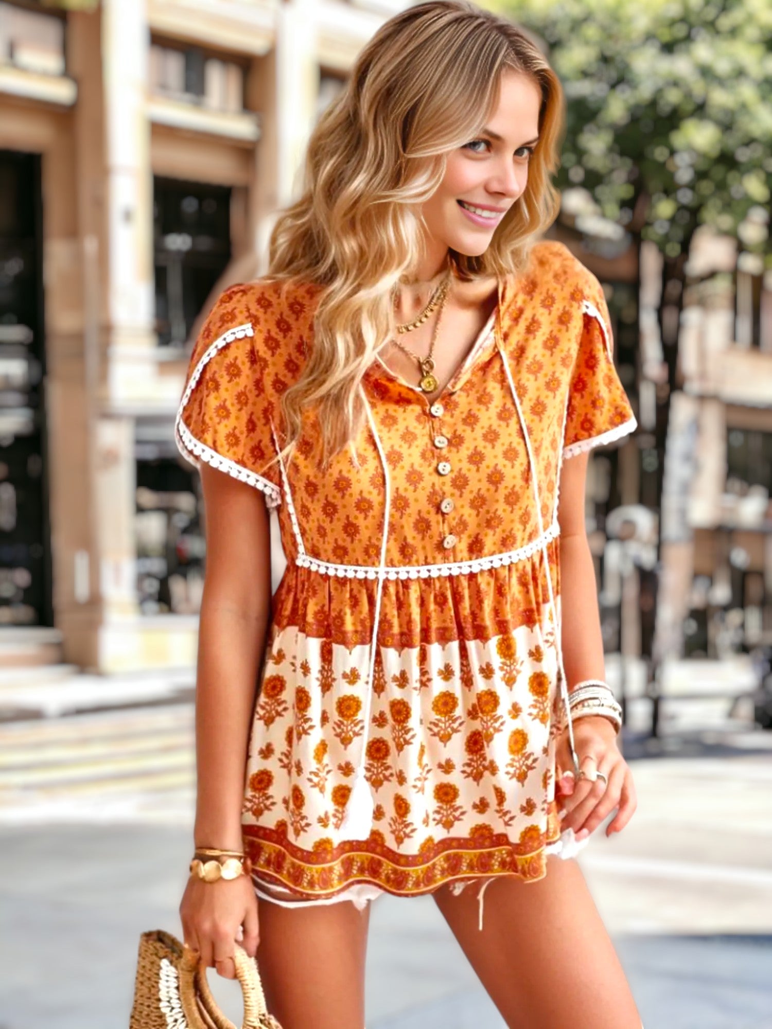 Blusa bohemia con flores y ribetes de crochet