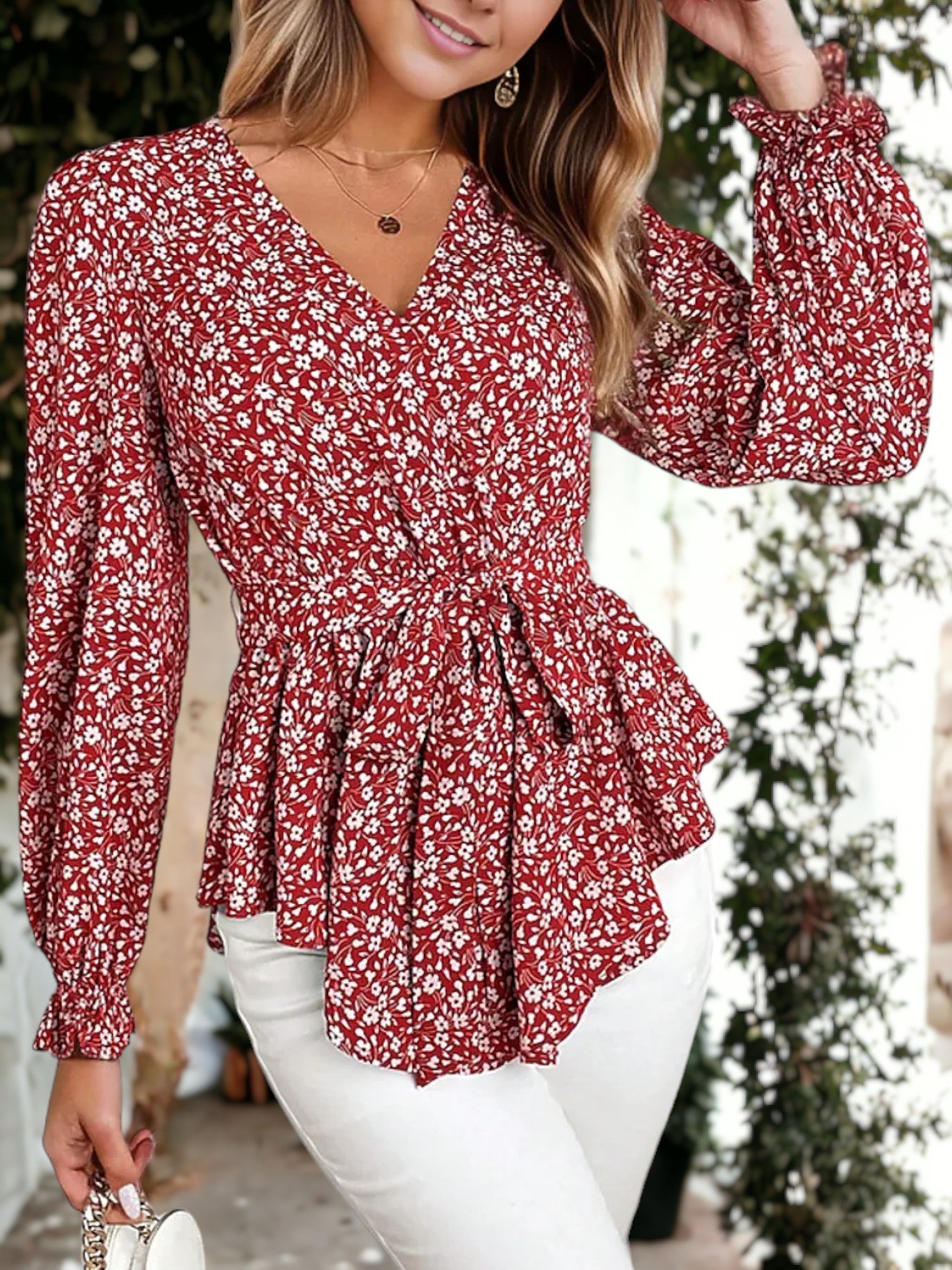 Blusa asimétrica con escote en V, manga larga y dobladillo peplum con estampado floral