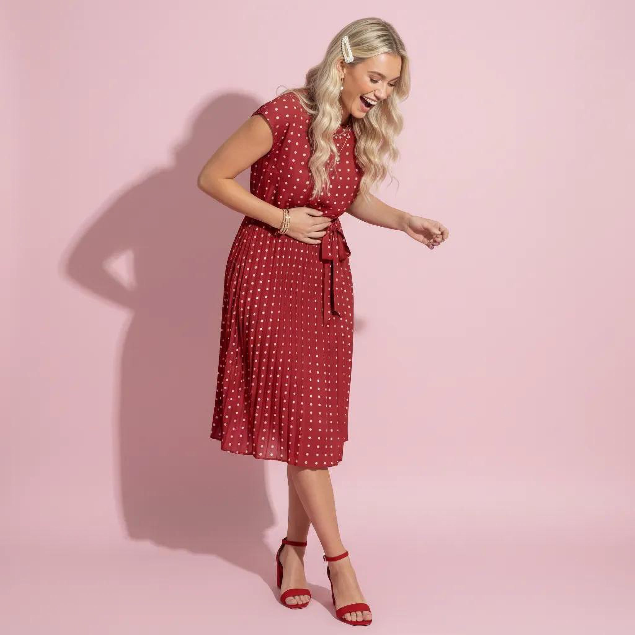 Vestido de lunares con mangas cortas