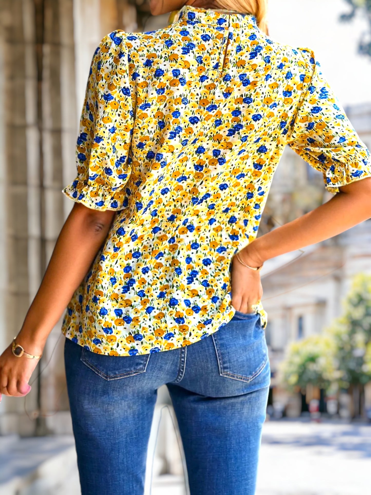 Blusa vintage de cuello alto con flores