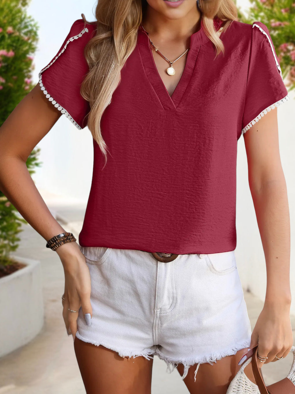 Blusa de manga corta con escote en V para mujer de Anna-Kaci con ribete de pompones y detalle de dobladillo dividido