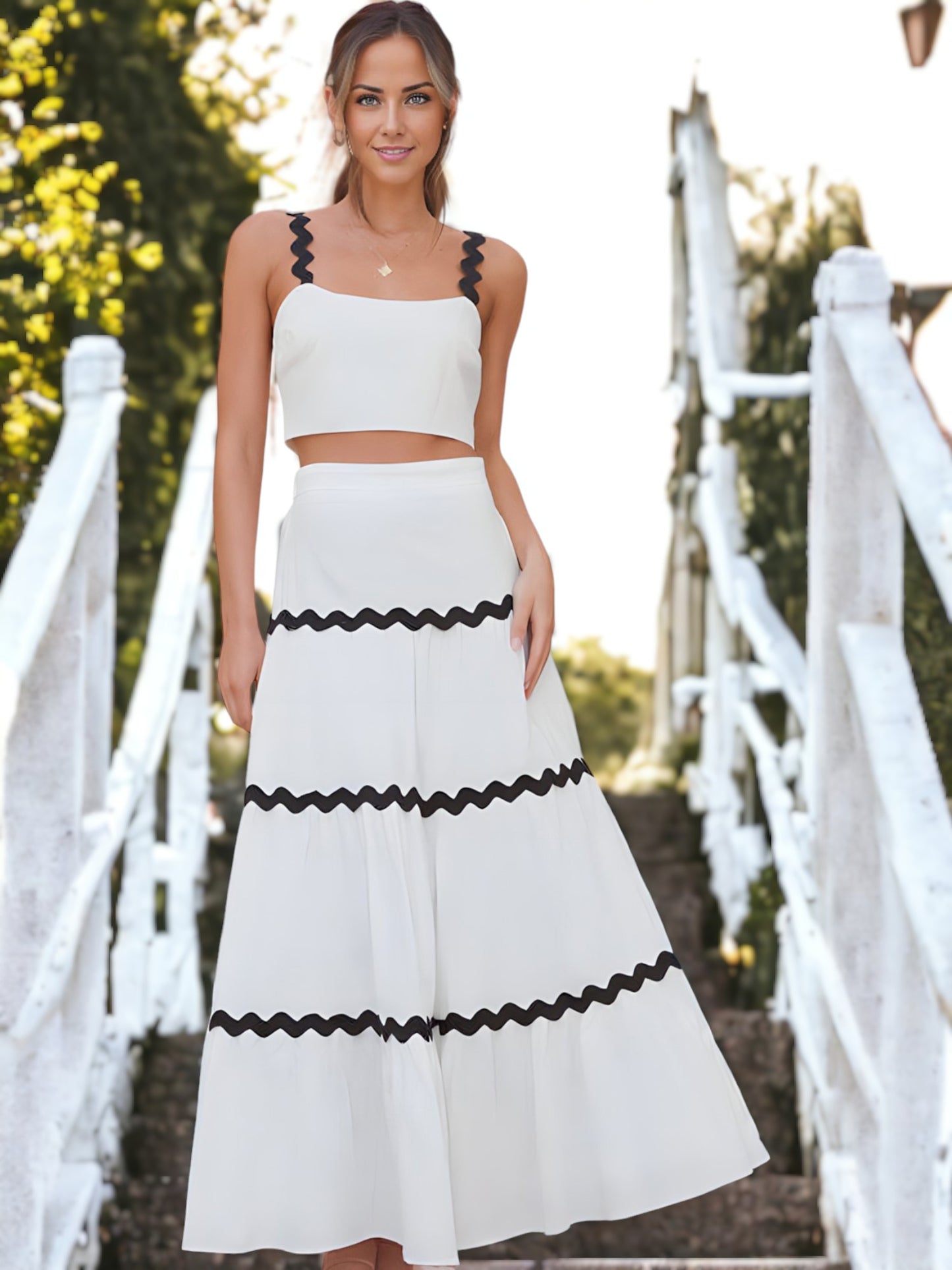 Conjunto de dos piezas: falda larga con volantes y top corto con tirantes ondulados