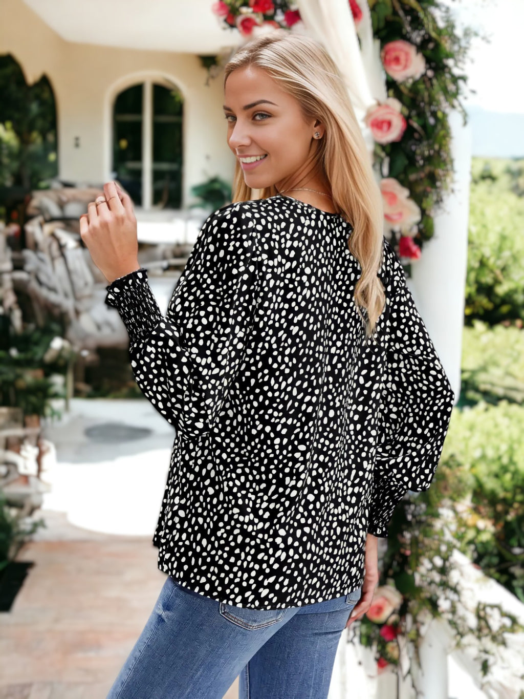 Blusa de leopardo con mangas largas, escote en V ligero y mangas obispo