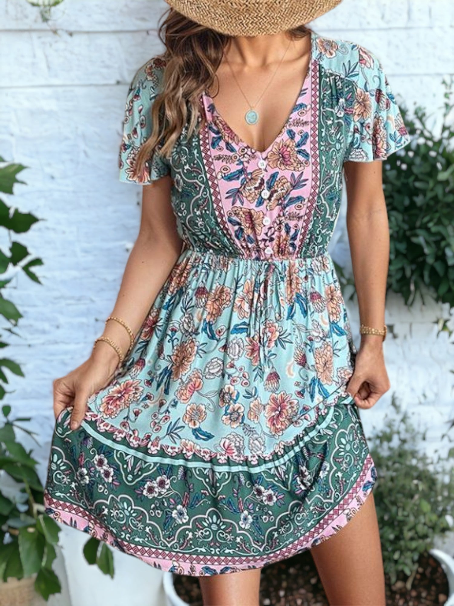 Vestido mini con escote en V estilo bohemio