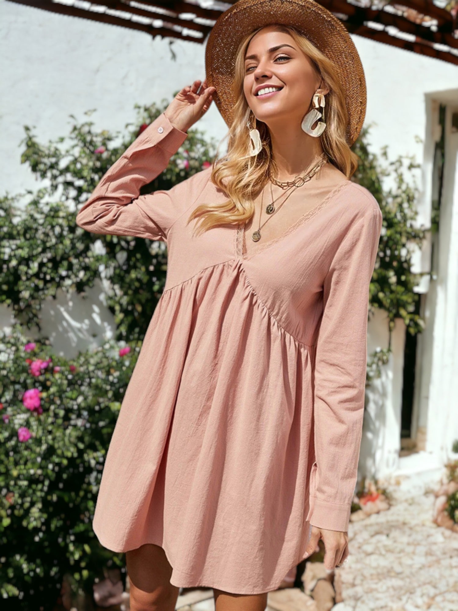 Vestido babydoll con escote en V y espalda anudada con ribete de encaje
