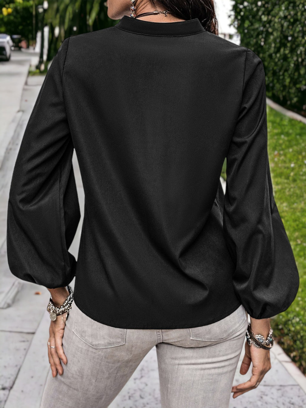 Blusa con cuello en V y mangas de obispo con estampado floral