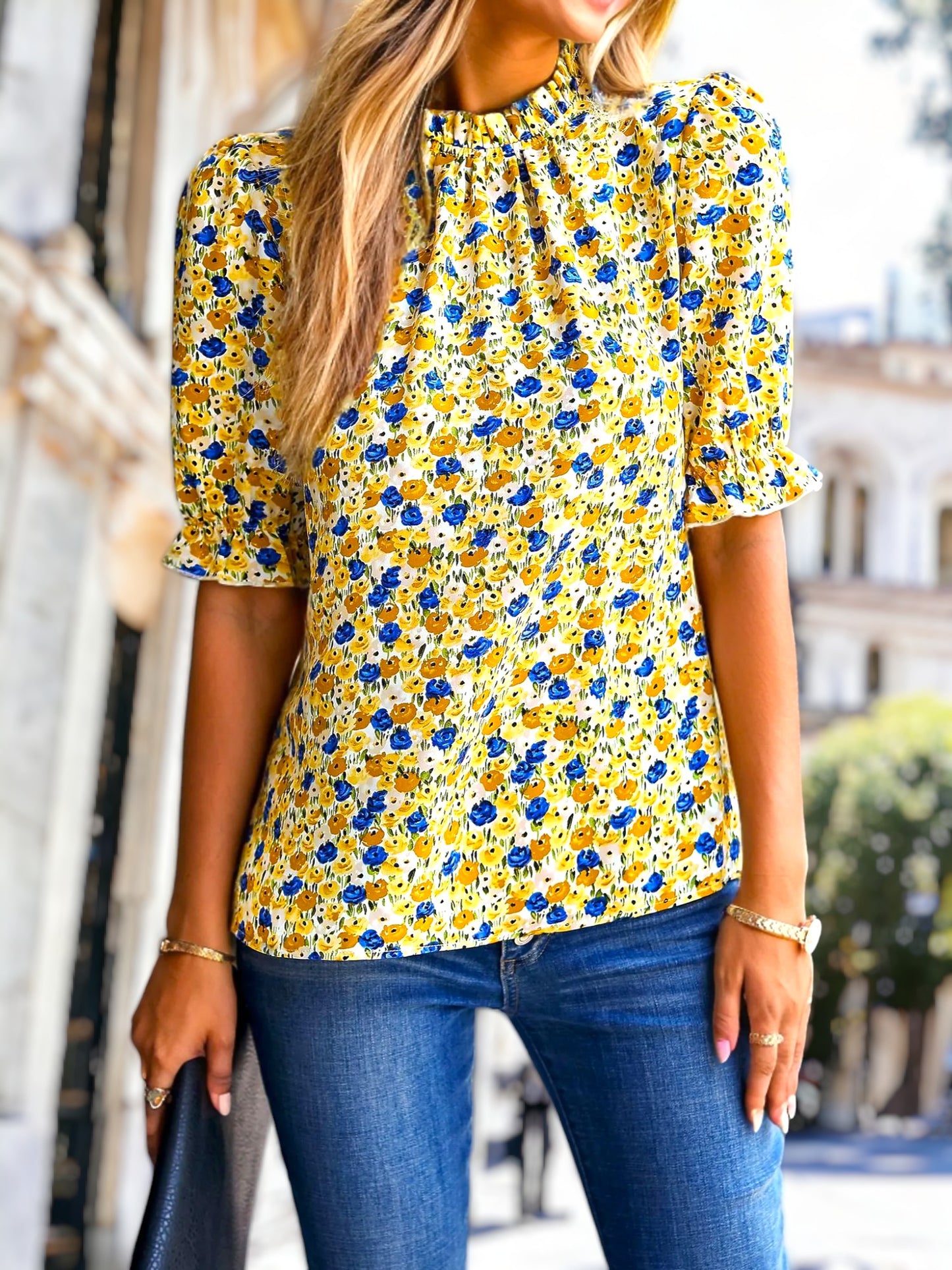 Blusa vintage de cuello alto con flores