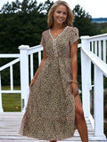 Vestido midi con abertura y estampado de leopardo, cintura fruncida y largo medio