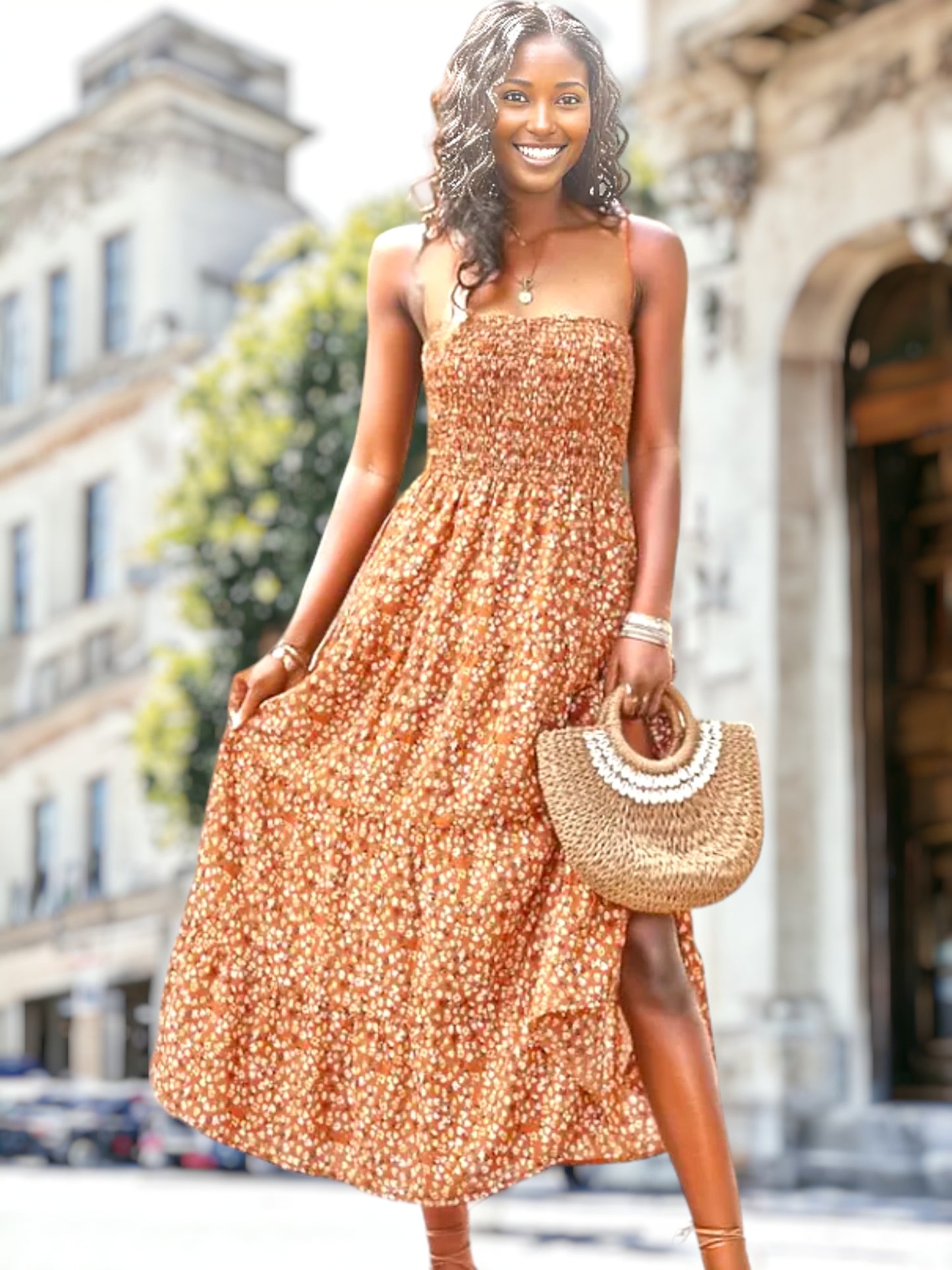 Vestido sin tirantes con estampado floral y capas 