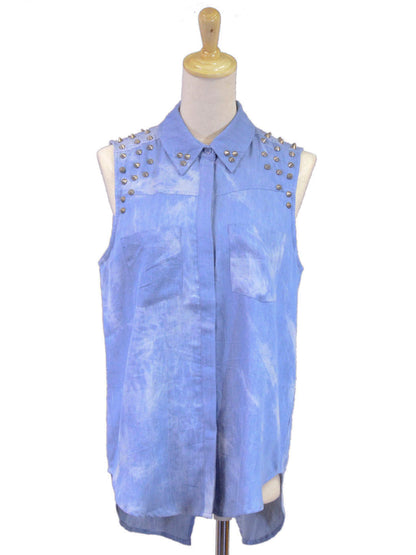 Blusa sin mangas con cuello y efecto tie-dye de mezclilla con púas en los hombros y en la punta del cuello