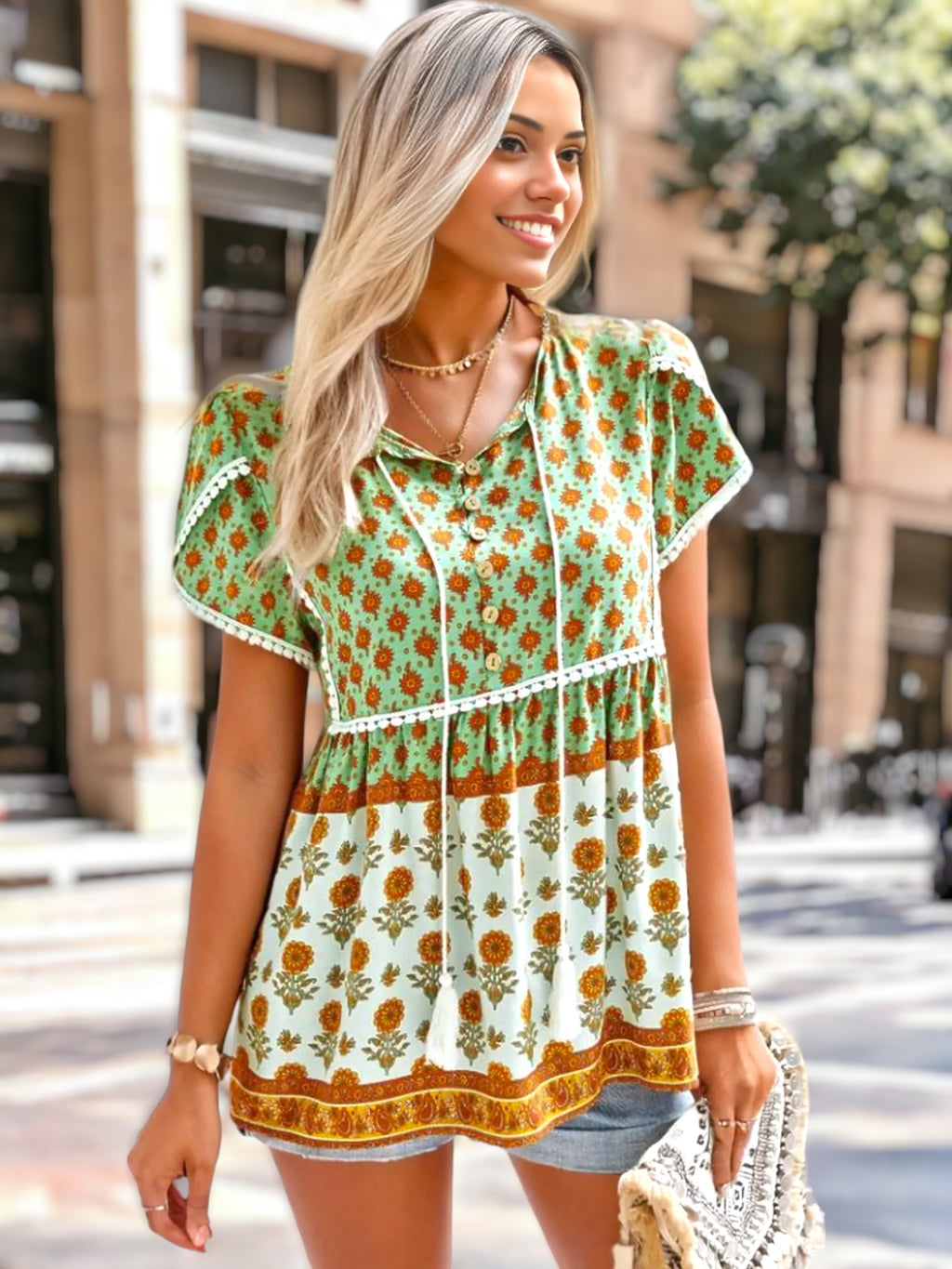 Blusa bohemia con flores y ribetes de crochet