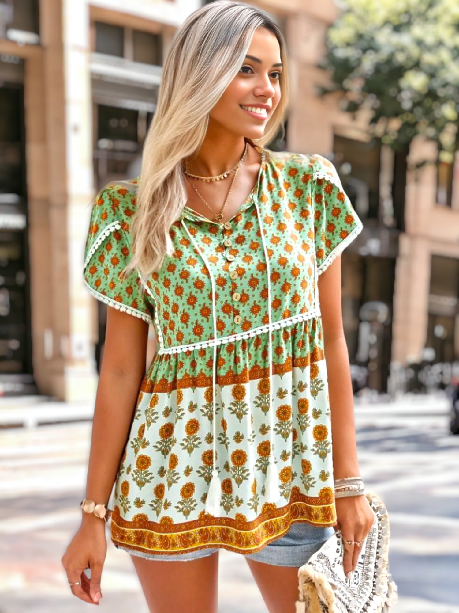 Blusa bohemia con flores y ribetes de crochet