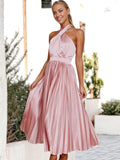 Vestido midi de satén con escote halter, espalda descubierta, plisado y acampanado