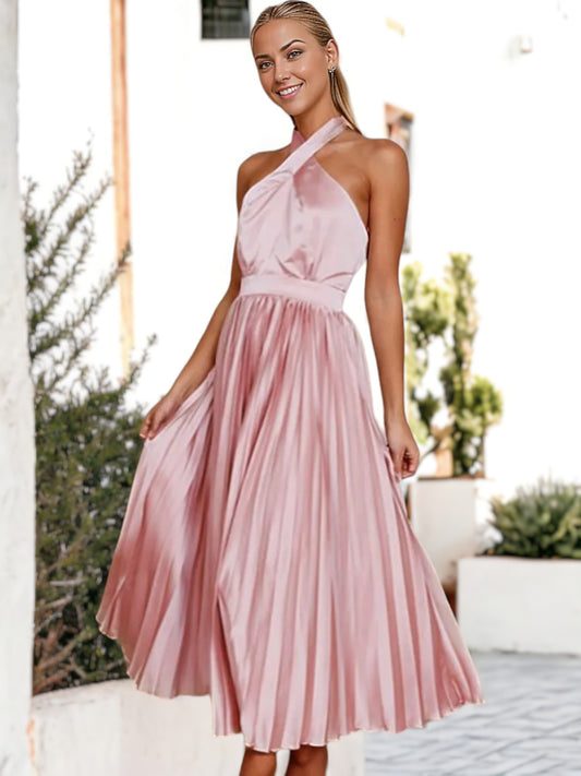 Vestido midi de satén con escote halter, espalda descubierta, plisado y acampanado