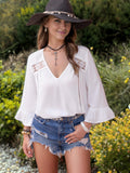 Blusa con escote en V, mangas largas acampanadas con volantes y detalles de encaje de estilo bohemio