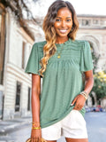 Blusa con ojales y detalle plisado