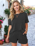 Conjunto de dos piezas de camisa holgada con cuello redondo y textura a rayas, tejido acanalado y pantalones cortos con cintura elástica