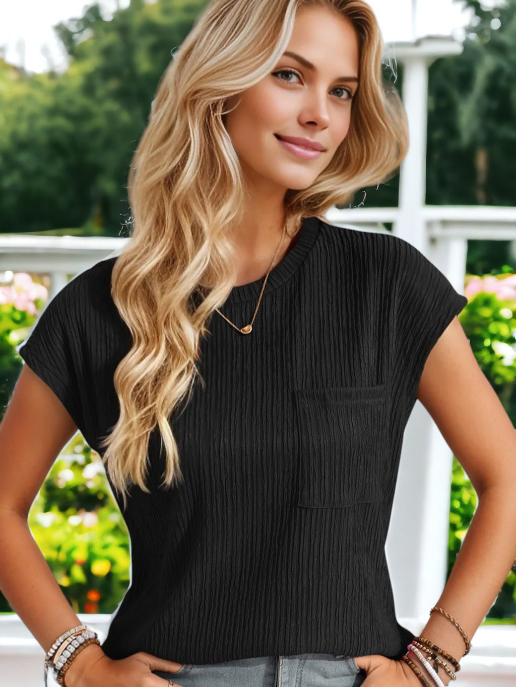 Blusa informal de manga corta con cuello redondo y bolsillos detallados