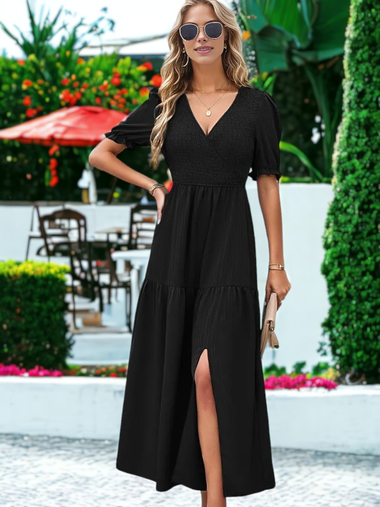 Vestido con abertura y volantes, mangas abullonadas y escote en V